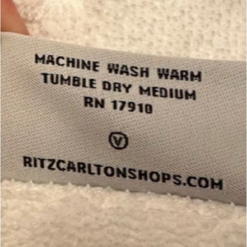 Ritz Carlton 2 bath towels - white - Picture 5 of 5